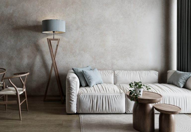 Sala moderna en departamento Almerana de Vigía Sky Tower, diseño minimalista con sofá y lámpara de pie.