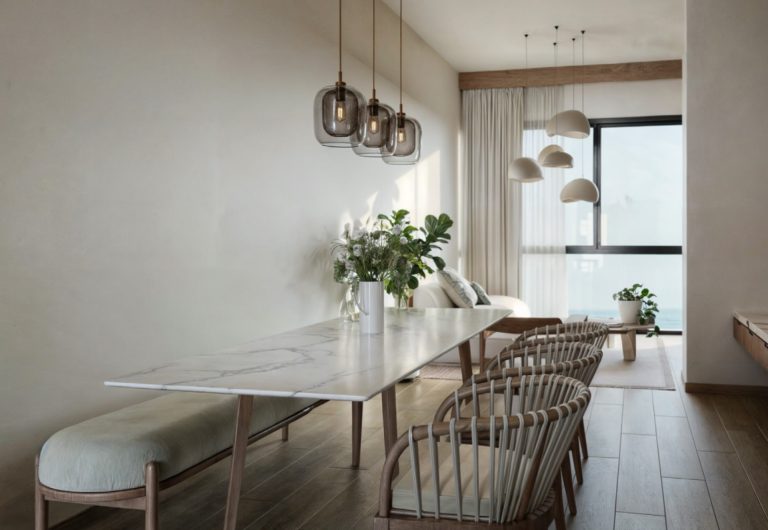 Comedor del modelo Estepona con mesa para seis personas y ventanales que iluminan la sala.