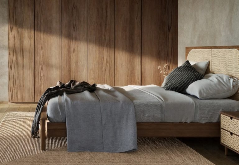 Recámara principal del modelo Marbella en Vigía Sky Tower, diseño minimalista y acabados de madera.